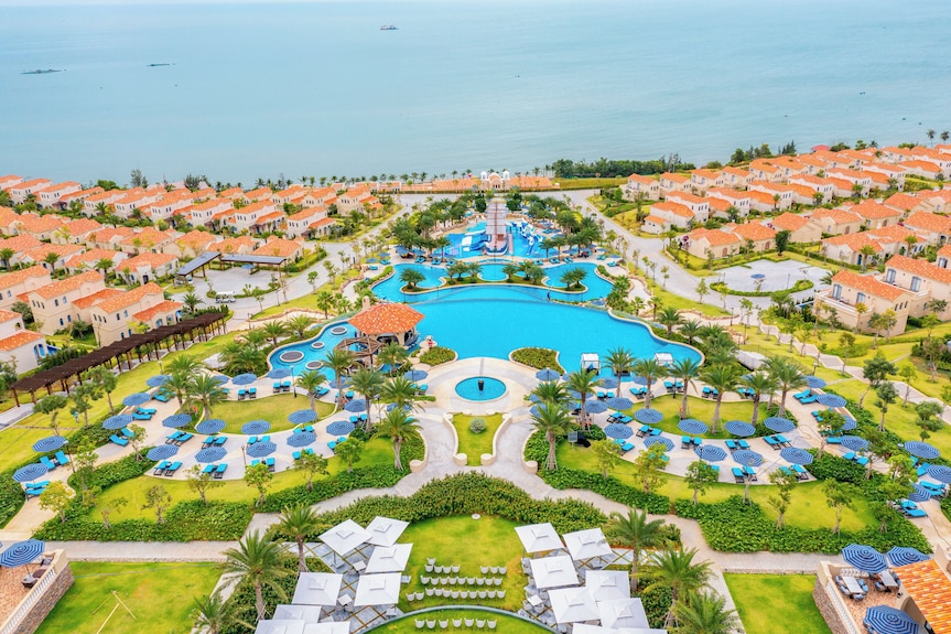 Khu vực công viên nước sôi động tại Centara Mirage Resort Mũi Né, lựa chọn team building Phan Thiết độc đáo cho các công ty năng động