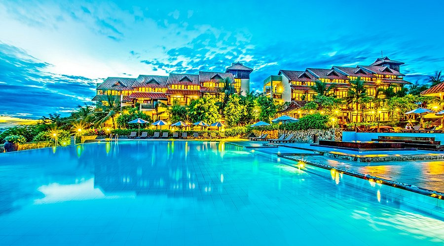 Hồ bơi vô cực với tầm nhìn ra biển tuyệt đẹp của Romana Resort & Spa, một địa điểm team building ngắm hoàng hôn lãng mạn ở Phan Thiết.