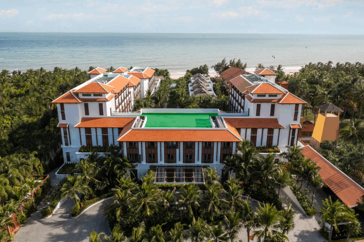 Toàn cảnh resort 5 sao The Anam Mũi Né với bãi biển riêng và hồ bơi, một địa điểm tổ chức team building sang trọng tại Phan Thiết. Địa điểm tổ chức team building Phan Thiết.