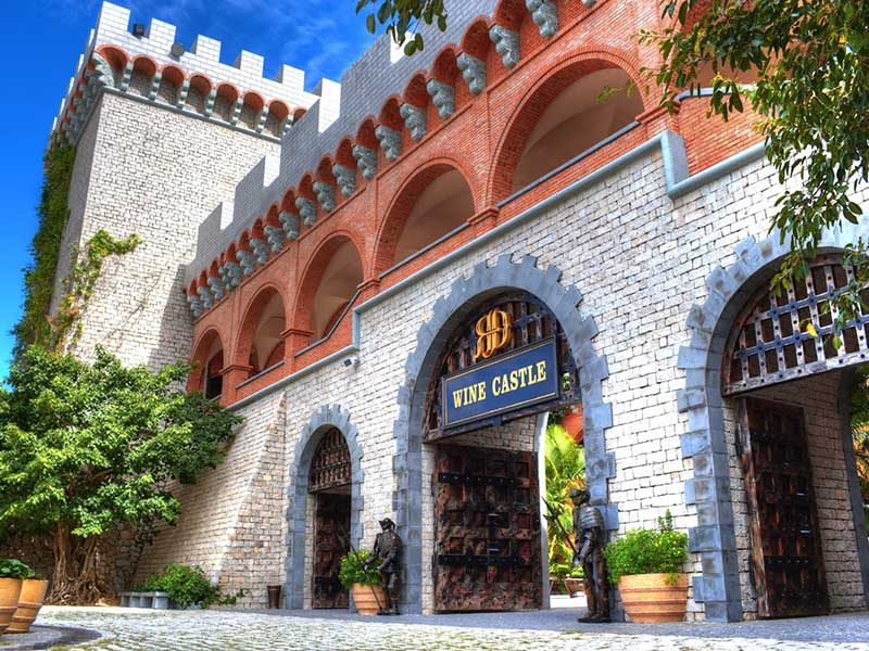 Kiến trúc cổ kính của Lâu đài rượu vang RD tại Sealinks City, một địa điểm tổ chức gala dinner và sự kiện team building cao cấp ở Phan Thiết.