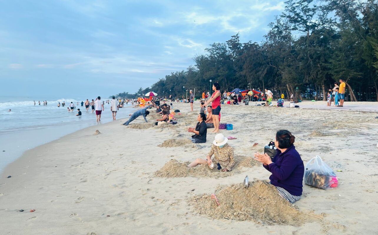 Lịch trình team building Phan Thiết 3 ngày 2 đêm với các hoạt động vui nhộn trên bãi biển công cộng để tiết kiệm chi phí.