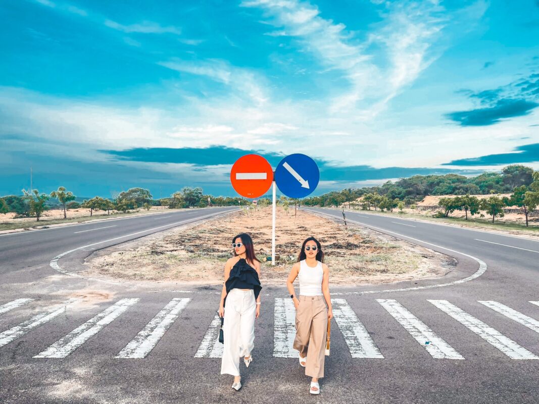Cung đường Bàu Trắng tuyệt đẹp, một biểu tượng không thể bỏ lỡ khi đi du lịch Phan Thiết năm 2025.