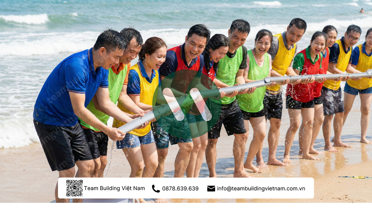 Trò chơi Đưa nước về nguồn trong kịch bản team building bãi biển tại Mũi Né Phan Thiết.