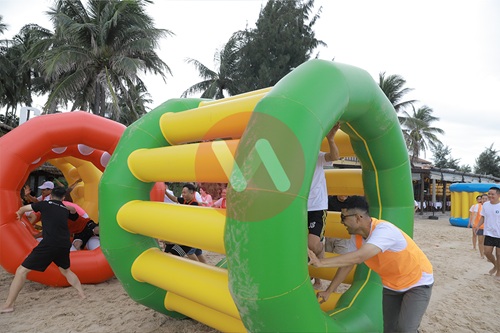 Cho thuê bánh xe hơi khổng lồ và đồ chơi bơm hơi team building tại Mũi Né.