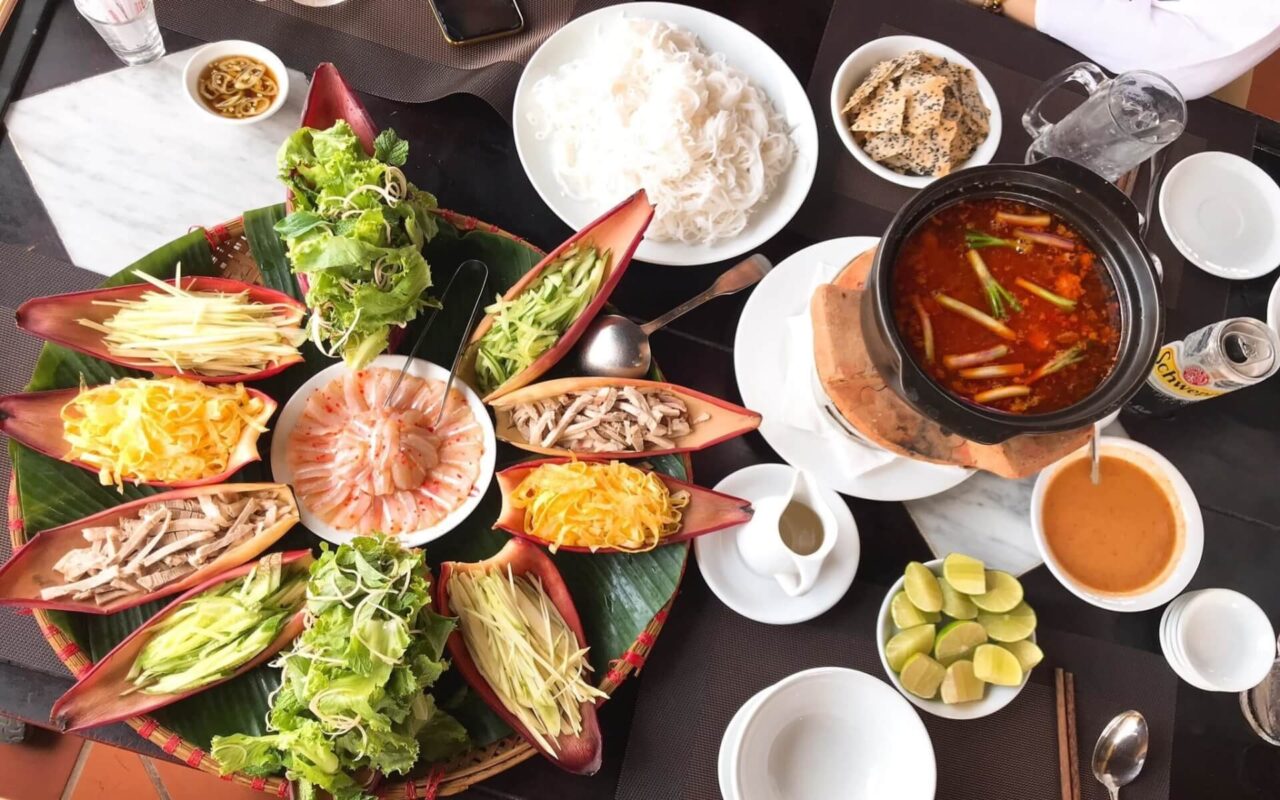 Món Lẩu Thả, đặc sản trứ danh không thể bỏ qua trong chuyến Food Tour Phan Thiết và cho thuê mc team building tại Phan Thiết bùng nổ vị giác.